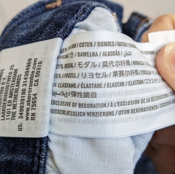 Hollister Distressed Low Rise Short Shorts Size 7 - 28 Waist EUC - Picture 5 of 6